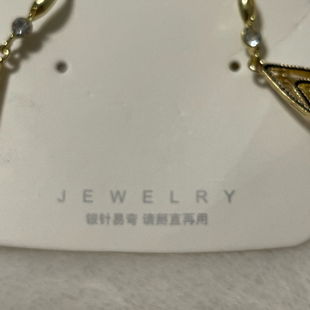 Beautiful NWOT pierced earrings. - Picture 4 of 6